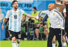  ?? FOTO: AFP ?? Die gegenseiti­ge Zuneigung scheint eher lauwarm: Lionel Messi (li.) und Jorge Sampaoli.