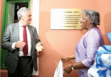  ??  ?? Juca Ferreira e Rosa Cruz e Silva inaugurand­o o Centro Cultural Brasil-Angola