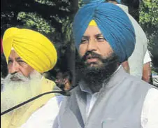  ?? ANIL DAYAL/HT ?? The Bains brothers, Simarjeet (right) and Balwinder Singh, speaking at Chandigarh Press Club on Monday.