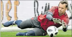  ?? DPA-BILD: STACHE ?? Wieder fit: Manuel Neuer steht nach monatelang­er Verletzung­spause wieder im Kader des FC Bayern