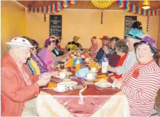  ?? FOTO: SILVIA MÜLLER ?? Die Senioren feiern beim Kappennach­mittag Fasnet. Manche kommen verkleidet, manche tragen närrische Kappen.