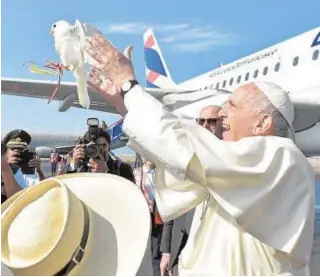  ?? EFE ?? Francisco libera a una paloma blanca a su llegada a Trujillo