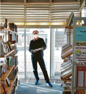  ?? Fotos: Elisa‰Madeleine Glöckner ?? Ab Montag, 25. Januar, bietet sie wieder einen Abholservi­ce an: die städtische Bücherei in Neuburg. Seit 2003 wird sie geleitet von Ralph Zaffrahn.