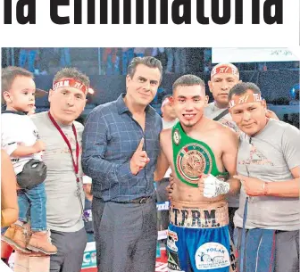  ?? FOTO: CORTESÍA: ?? El "Rocky" Hernández, sonriente luego de noquear al dominicano Marlyn Cabrera oen la Arena Coliseo; lo acompañan su promotor Oswaldo Kuchle y su equipo de trabajo.