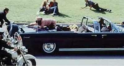  ??  ?? 1963 L’immagine dell’attentato al presidente John Kennedy a Dallas, in auto la moglie Jacqueline e John Connally, governator­e del Texas