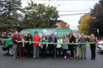  ?? LAUREN HALLIGAN — MEDIANEWS GROUP ?? A ribbon-cutting ceremony is held for the grand opening of new business A Walk in the Park with Colleen.