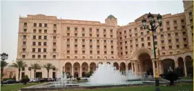  ??  ?? Vergulde kou: Die Ritz-Carlton-hotel in Riaad, waar die kroonprins invloedryk­e Saoedi’s aangehou het, oënskynlik om sy mag te konsolidee­r voor hy die troon bestyg.