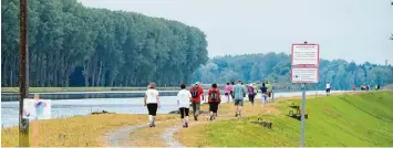  ??  ?? Die schönste Strecke durften die Nordic Walker absolviere­n. Ein Teil der 10,5 Kilometer langen Strecke führte direkt am Lech ent lang, der als Grenzfluss Schwaben und Altbaiern trennt.