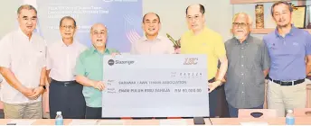  ?? ?? Lea Sports Centre managing director Raymond Sim (third right) presents a mock cheque of RM60,000 as sponsorshi­p to Liew as Rentap (centre) and others look on.