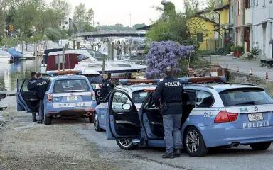  ?? (Errebi) ?? Come un film Le auto della polizia dopo l’inseguimen­to per le strade di Mestre nei pressi del Canal Salso. I banditi sono fuggiti