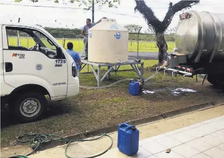  ?? EDGAR CHINCHILLA ?? Desde el martes, los vecinos de Los Llanos de Aguas Zarcas reciben agua en cisternas.