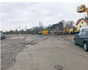  ??  ?? Die Ladestraße ist eine der möglichen Adresse für das Bürgerzent­rum. Nahe der Bahnschran­ke befindet sich dieses brach liegende Grundstück.