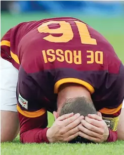  ??  ?? Daniele De Rossi, 32 anni, in ginocchio: l’immagine della Roma di oggi