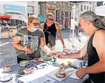  ?? FOTO: POTTGIESSE­R ?? Reibeschal­en gab es am Donnerstag auf dem Großen Markt am Stand von Familie Beilborn.