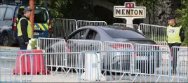  ?? ?? A la frontière française, les contrôles sont renforcés. Autour de la gare de Vintimille, carabinier­s et migrants cohabitent à quelques mètres.