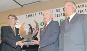  ?? ?? La entrega del reconocimi­ento al Mérito Industrial de la Canacintra a Grupo Bepensa, en 2006. En la imagen aparecen sus propietari­os, los hermanos licenciado José Luis e ingenieros Fernando y Alberto Ponce García, quien ayer se desligó de la vida en esta capital, después de prolongada dolencia