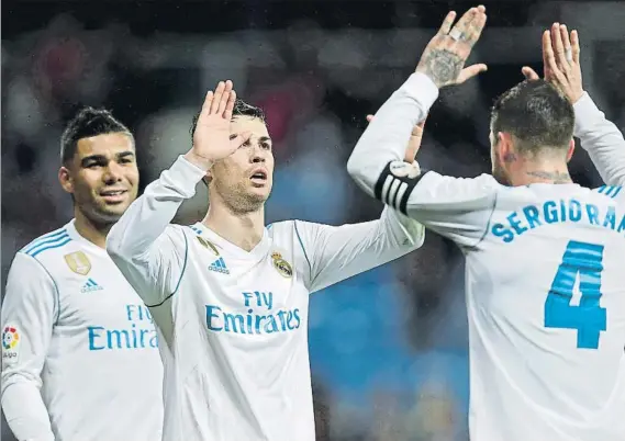  ?? FOTO: AP ?? Cristiano Ronaldo marcó un doblete ante el Getafe superando los 300 goles en Liga. Zidane le cambió tras marcar el segundo que cerraba el triunfo del Real Madrid ante el Getafe