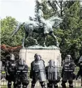  ??  ?? Der Auslöser für die Gewalt: das Denkmal des Südstaaten-Generals Robert E. Lee