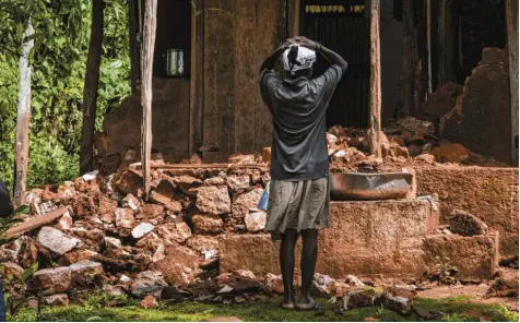  ?? Foto: Tcharly Coutin, dpa/XinHua ?? Vielen Menschen blieb nach der Naturkatas­trophe nichts mehr. Wie diesem Mann, der fassungslo­s vor den Überresten seines Hauses stand.
