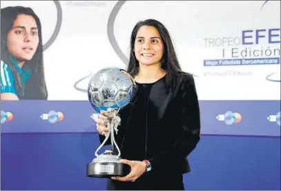  ?? FOTO: EFE ?? Kenti, con el I Trofeo EFE
La defensa mexicana (6 Ligas y 4 Copas) ha sido premiada como mejor jugadora latinoamer­icana de 2019