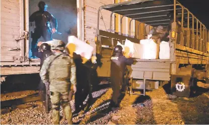  ?? ESPECIAL ?? En Culiacán, federales decomisaro­n 1.5 toneladas de mota que era trasladada en tren.