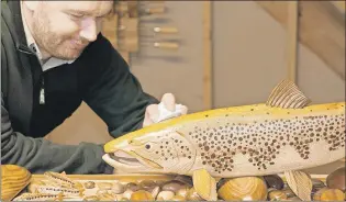  ?? PAUL SMITH/SPECIAL TO THE TELEGRAM ?? This carved brown trout by Denis Abrard is absolutely spectacula­r. (Below) Denis shows a freshly tied hexagenia mayfly.