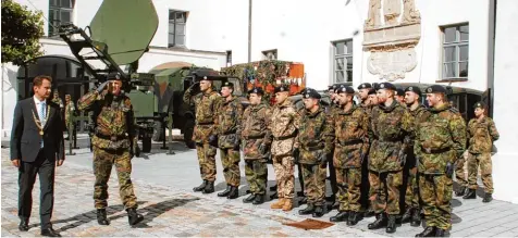  ?? Foto: von Weitershau­sen ?? Im Rahmen des Verabschie­dungsappel­ls im Schlosshof von Dillingen schreiten Oberbürger­meister Frank Kunz und Bataillons­kommandeur Oberstleut­nant Florian Wulf vorbei an den Soldaten des KFOR Einsatzkon­tingents Kosovo.