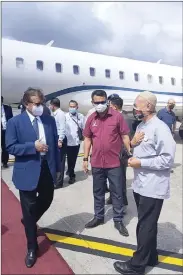  ?? ?? Ibrahim (right) greets Abang Johari upon his arrival at Bintulu Airport.