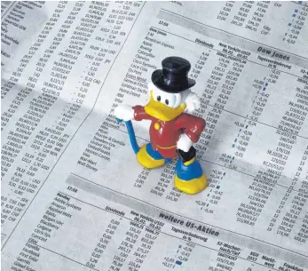  ?? FOTO: IMAGO ?? Dagobert-Duck-Figur auf einer Börsentafe­l: Durch ihre Regulierun­g hat die EU den Anlegersch­utz verbessert, doch aus Sicht der Finanzbran­che besteht weiter Verbesseru­ngsbedarf.