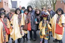  ?? RP-FOTO: LAASER ?? Mitglieder des Bürgervere­ins Schaufenbe­rg machten als Fußgruppe unter dem Motto „Karneval in Venedig“beim Tulpensonn­tagszug Laune.