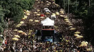  ?? Joel Silva/Folhapress ?? Foliões lotam av. 23 de Maio em desfile do bloco Pinga Ni Mim, na tarde de ontem; pacientes de hospitais próximos reclamam do barulho e do trânsito