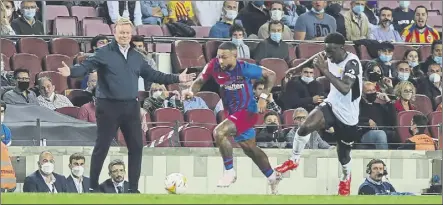  ?? FOTO: PERE PUNTÍ ?? Ronald Koeman valoró la reacción de su equipo tras el gol inicial del Valencia que puso al Barça ante las cuerdas