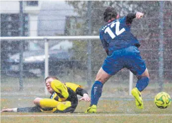  ?? FOTO: PETER SCHLIPF ?? Waldhausen (gelbes Trikot) möchte nach dem Remis in Nattheim gegen das Schlusslic­ht Aalen einen Sieg einfahren.