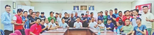  ??  ?? PENGURUS dan wakil pasukan semasa bergambar bersama selepas mesyuarat di Stadium Likas pada Sabtu.