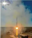  ?? Foto: Lovetsky, AP, dpa ?? Die Rakete zerfiel nach dem Start in ihre Einzelteil­e.