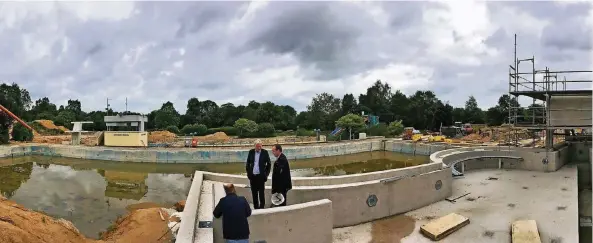  ??  ?? Rolf Hoffmann und Markus Verstegen im Ganzjahres-Außenbecke­n mit Sprudel- und Sitzanlage im Halbrund (rechts). Dahinter das 50-Meter-Becken und das Schwimmmei­sterhäusch­en.