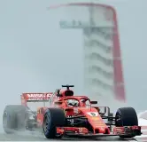  ??  ?? Sul bagnato Sebastian Vettel nelle prove libere sulla pista di Austin, in Texas (Reuters)