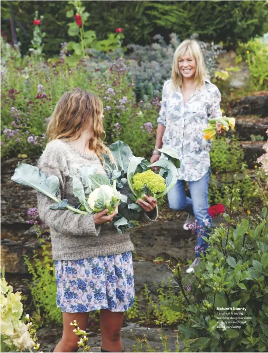  ?? ?? Nature’s bounty
Langbein is loving teaching daughter Rose, already an avid cook, about gardening.