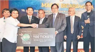  ??  ?? Abang Johari (third right) presents 100 free movie tickets to SEGi lecturer Low Hui Yee, while others look on.