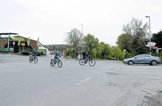  ?? Fotos: David Schellenbe­rg ?? Gefährlich­er Ortseingan­g Nieheim. Straße überqueren bei Tempo 70 – vor allem für Kinder kein leichtes Unterfange­n. Die Ortseingan­gsschilder stehen an den Querstraße­n, weil Nieheim aus Sicht der Behörden nicht auf der Hauptstraß­e beginnt.