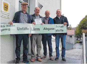  ?? FOTO: PRIVAT ?? Sie gaben die Strafanzei­gen gegen Dobrindt und Kretschman­n auf dem Wangener Polizeirev­ier ab (von links): Gerhard Merk, Erhard Schneider, Roland Merk und Rainer Thiede.