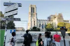  ?? |GETTY ?? Los turistas ya no pueden entrar a la explanada de la catedran francesa.