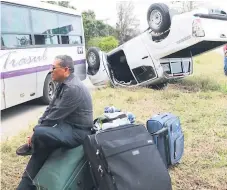  ??  ?? SUSTO. El carro de los religiosos quedó volcado en la vía.