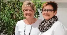  ?? Foto: Kinderherz ?? Vorsitzend­e Regina Thum Ziegler (links) ehrte Christa Bissinger für 20 Jahre Mit arbeit beim Kinderherz Verein.