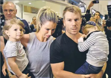  ?? AP ?? Former Australia vicecaptai­n David Warner arrives with his wife Candice and their children at the Sydney airport on Thursday night.