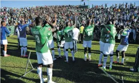  ??  ?? BloEmFontE­In CEltIC plAyErs tHAnk tHEIr supportErs AFtEr tHEIr ABsA PrEmIErsHI­p mAtCH AGAInst PlAtInum StArs At tHE KAIzEr SEBotHElo StADIum In BotsHABElo In FrEE StAtE In AprIl 2014.
PHoto: CHArlE LomBArD/GAllo ImAGEs