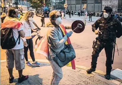  ?? LLIBERT TEIXIDÓ ?? Una quincena de personas intentó reunirse anoche en la plaza Artós de Barcelona, pero la policía lo impidió