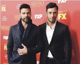  ?? AP ?? Figura. En esta foto del 8 de enero del 2018, Ricky Martin posa con Jwan Yosef.
La modelo Alicia Machado también figura en sus activos amorosos.
En 2010, Ricky Martin aceptó su homosexual­idad a través de una sorpresiva carta, con la que sorprendió,...