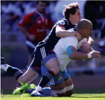  ??  ?? Early promise: Captain Sergio Parisse scores a try for Italy after four minutes