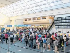  ?? KEVIN SPEAR/ORLANDO SENTINEL PHOTOS ?? Orlando airport expects 1.8 million travelers during Thanksgivi­ng season.